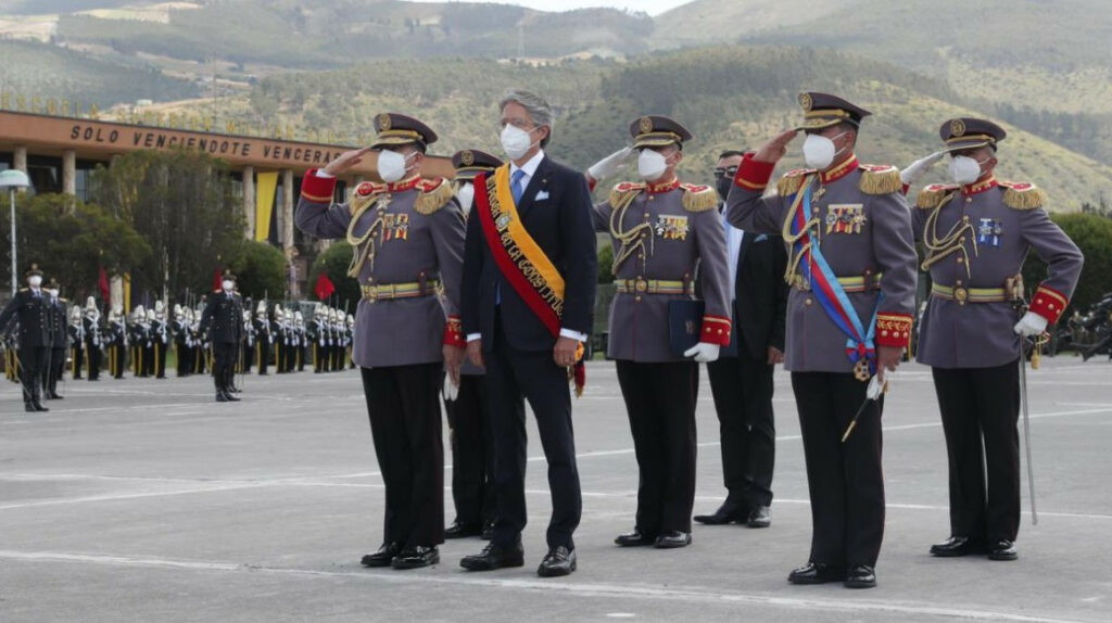 El Ejército pide respaldo legal y equipamiento al presidente Lasso