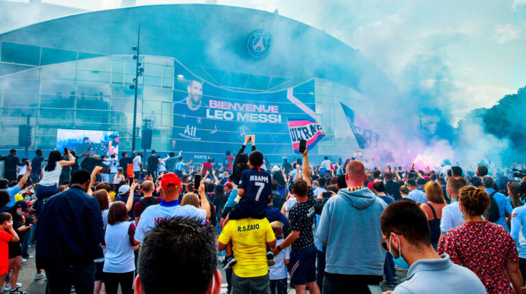 Hinchas del PSG se reúnen alrededor del estadio del club en París el 11 de agosto de 2021.