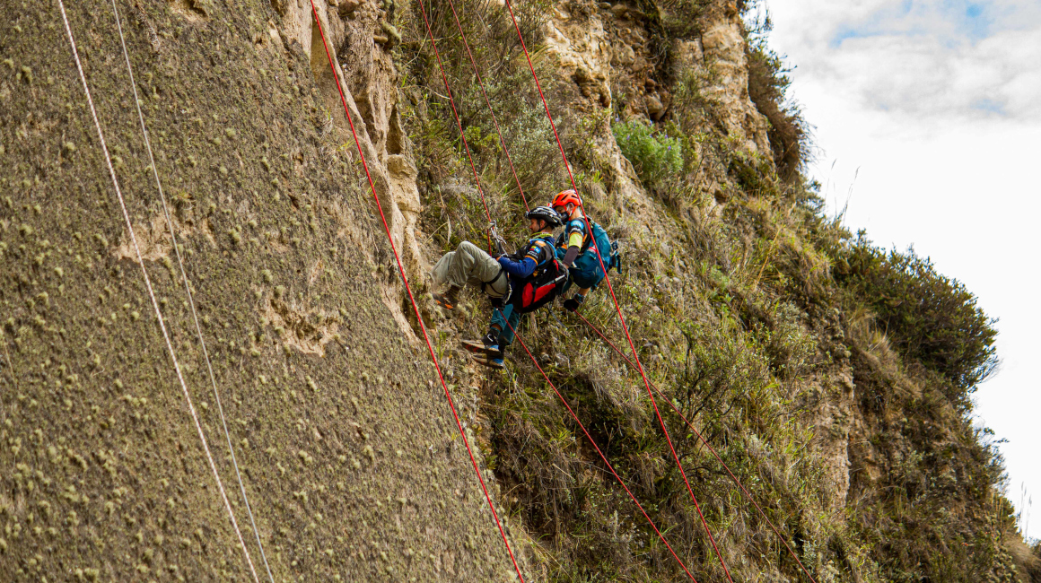 Dos participantes del Huairasinchi realizan la escalada con cuerdas fijas durante la competencia.