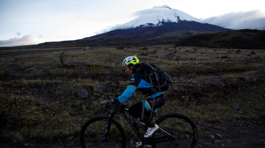 Una competidora realiza la prueba de ciclismo, que es parte de las disciplinas del Huairasinchi.