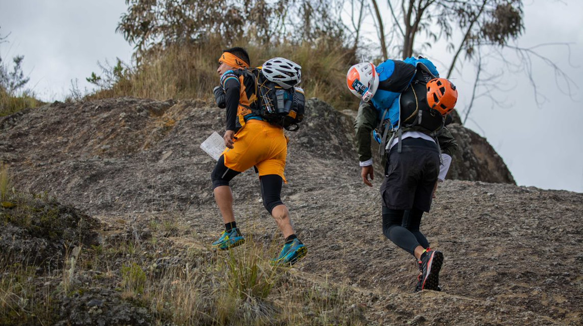 Competidores realizan trekking durante la edición 2020 del Huairasinchi.