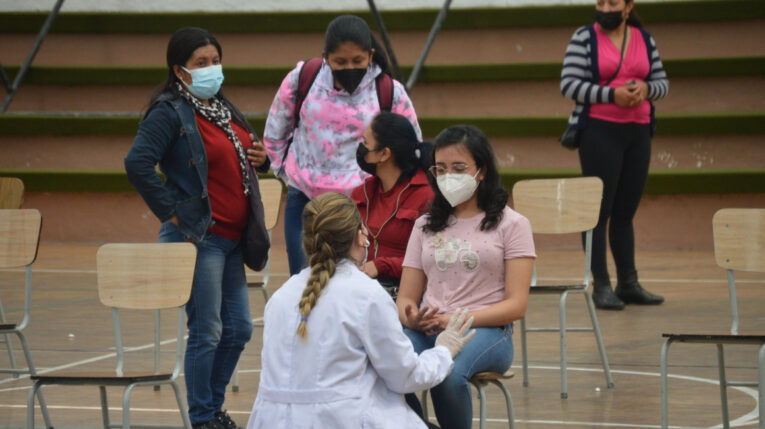 Una enfermera conversa con una adolescente antes de aplicarle la vacuna contra el Covid-19, el 23 de julio de 2021.