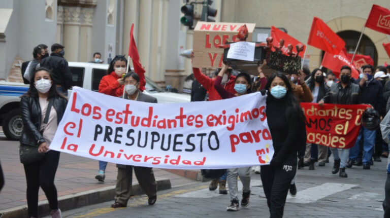 Maestros y trabajadores en la marcha de protesta contra el gobierno nacional, el 11 de agosto, en Cuenca.