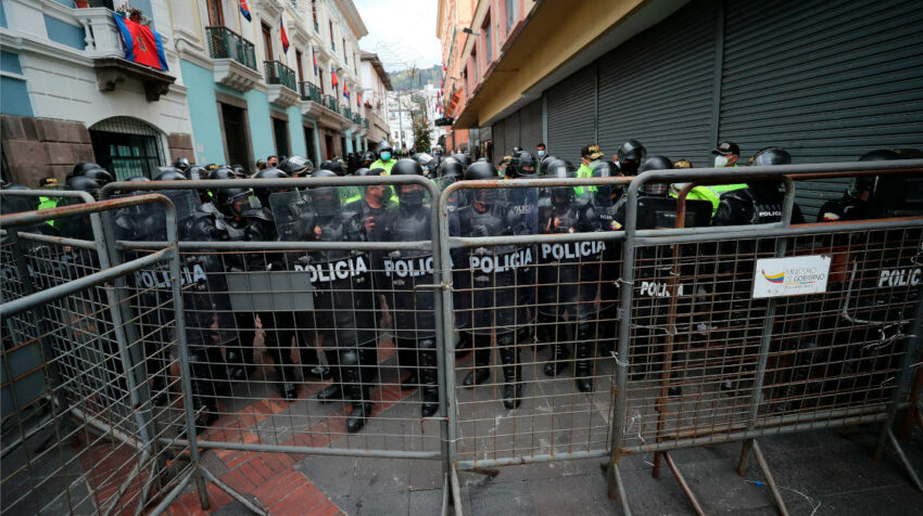 Policías cierran el paso a un grupo de manifestantes, en Quito, el 11 de agosto de 2021.