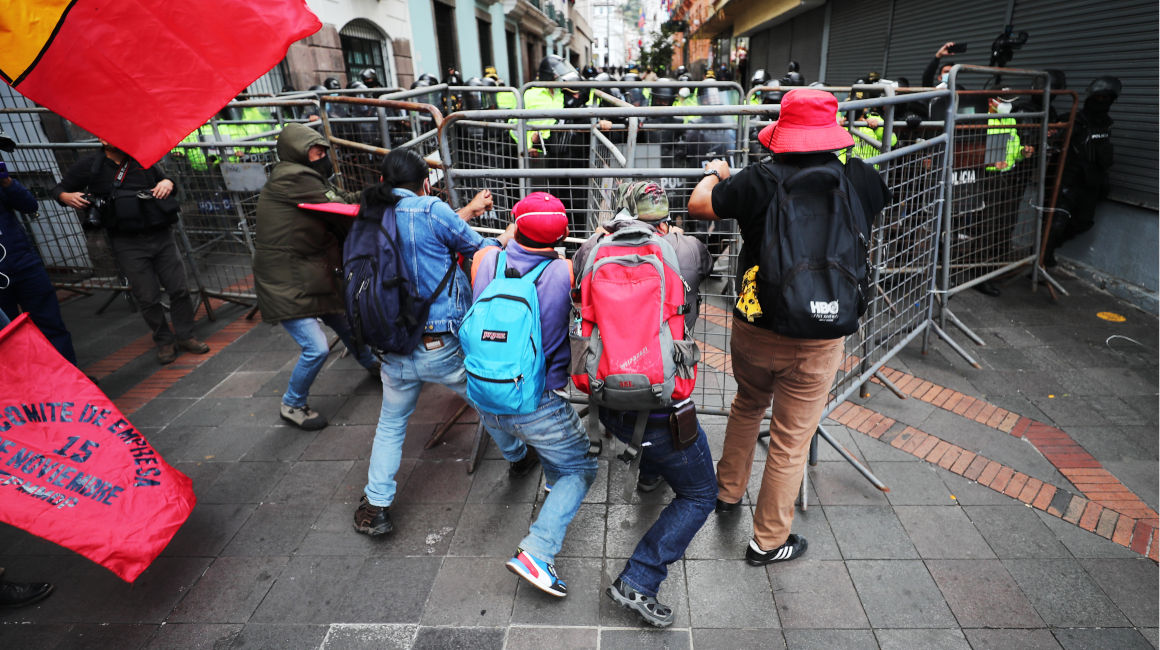 Policías cierran el paso a un grupo de manifestantes, en Quito, el 11 de agosto de 2021.