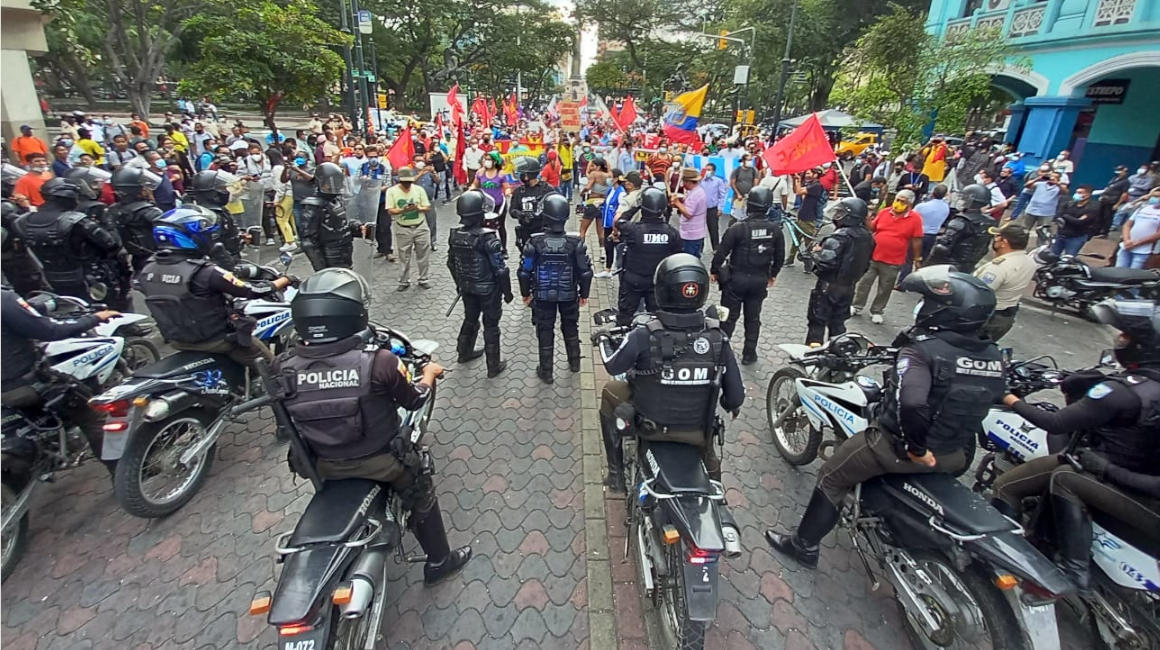 El Frente Unitario de Trabajadores y la Unión Nacional de Educadores realizaron una marcha en el centro de Guayaquil como medida de protesta al incremento del combustible, el 11 de agosto de 2021.