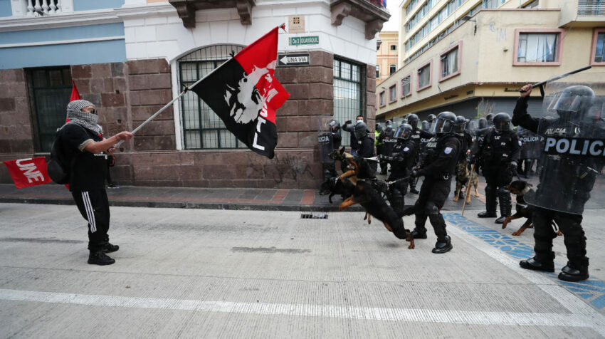 Policías con canes se enfrentan con manifestantes durante la protesta del 11 de agosto de 2021, en Quito.