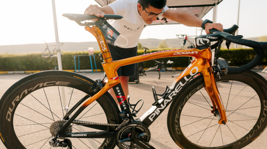 Richard Carapaz usará la bicicleta Pinarello dorada en la Vuelta a España