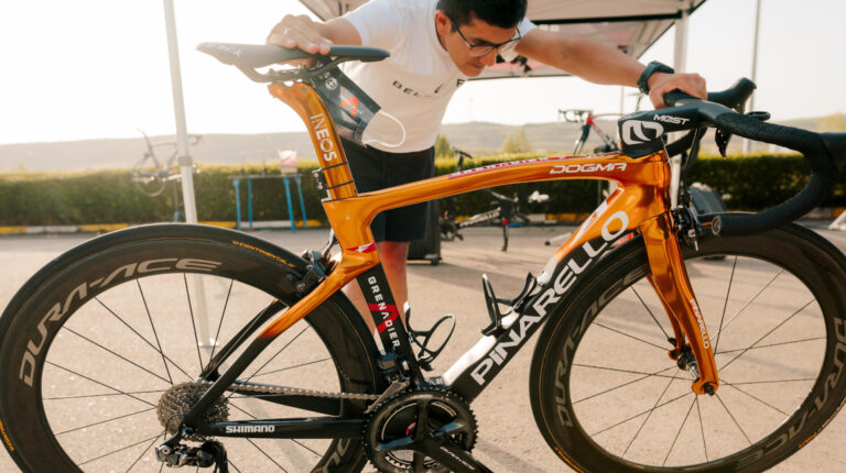 El ecuatoriano Richard Carapaz conociendo su nueva bicicleta dorada Pinarello, con la que correrá la Vuelta a España.
