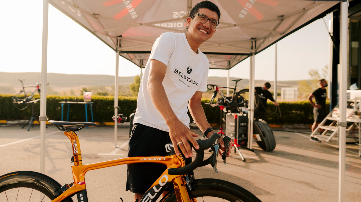 El jueves 12 de agosto de 2021, el carchense Richard Carapaz recibió la bicicleta Pinarello dorada con la que correrá la Vuelta a España.