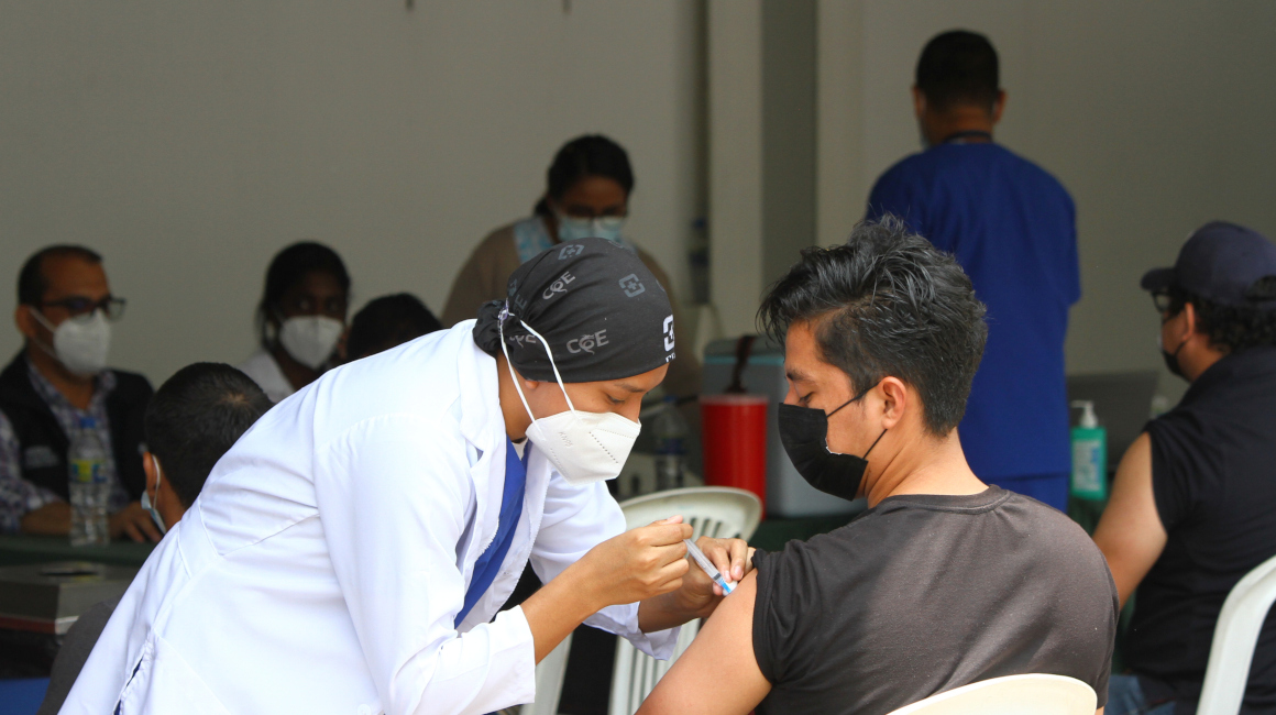 Una enfermera aplica una dosis de la vacuna contra el Covid-19, el 10 de agosto de 2021, en Guayaquil.