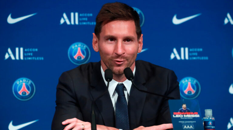 El delantero argentino Lionel Messi durante la rueda de prensa de su presentación oficial como jugador del Paris Saint-Germain, en el estadio Parque de los Príncipes, el 11 de agosto de 2021.