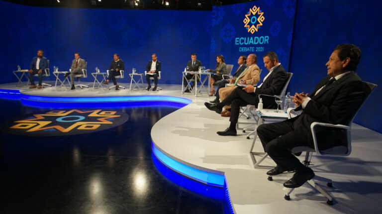 La mitad de los candidatos presidenciales en el primer debate oficial televisado, el 16 de enero de 2021.