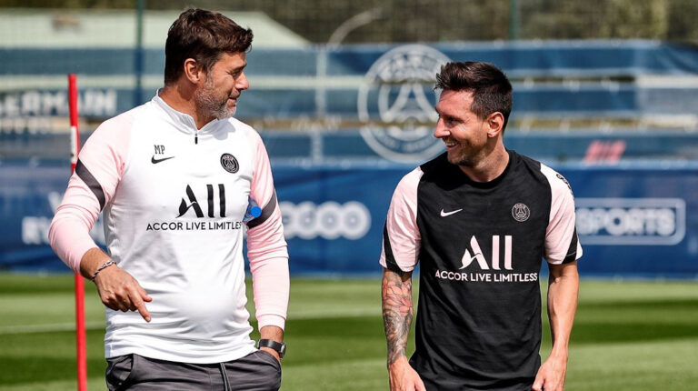 Mauricio Pochettino junto a Lionel Messi en un entrenamiento el 12 de agosto de 2021, en París.