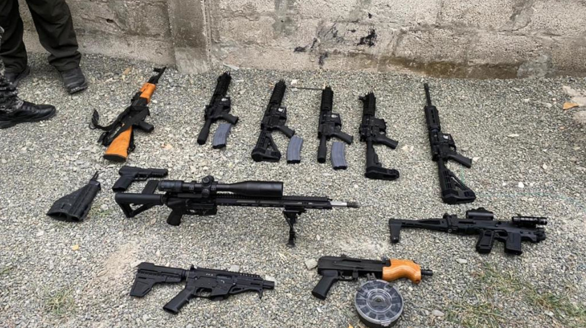 Al menos 10 fusiles de largo alcance fueron hallados en una vivienda en Guayaquil, el 13 de agosto de 2021.