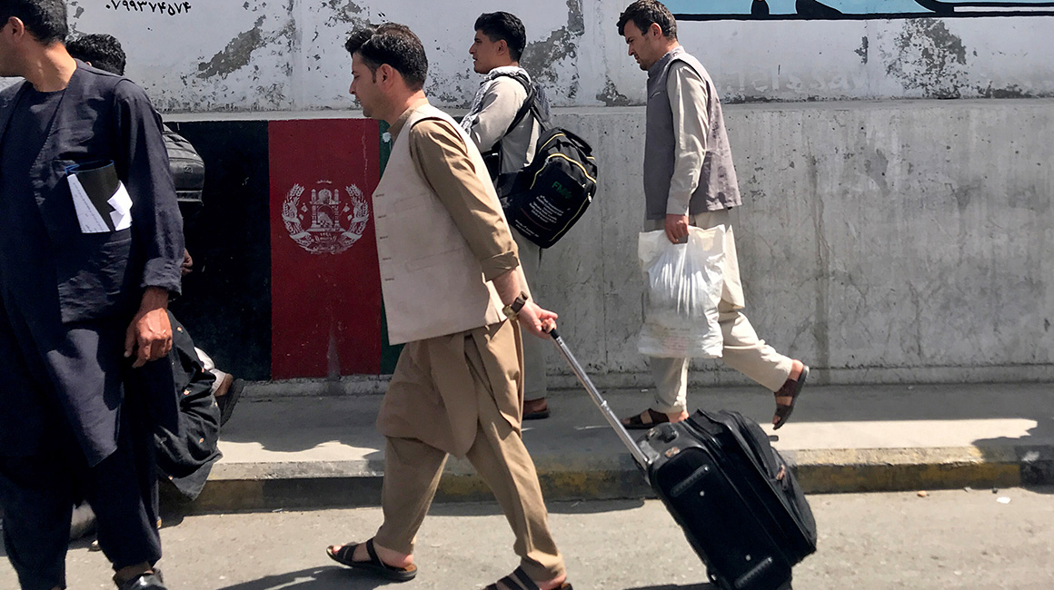 Varios afganos van al aeropuerto de Kabul, Afganistán este 15 agosto 2021. 