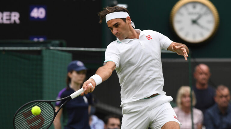 Roger Federer, disputando la primera ronda de Wimbledon, el 29 de junio de 2021.