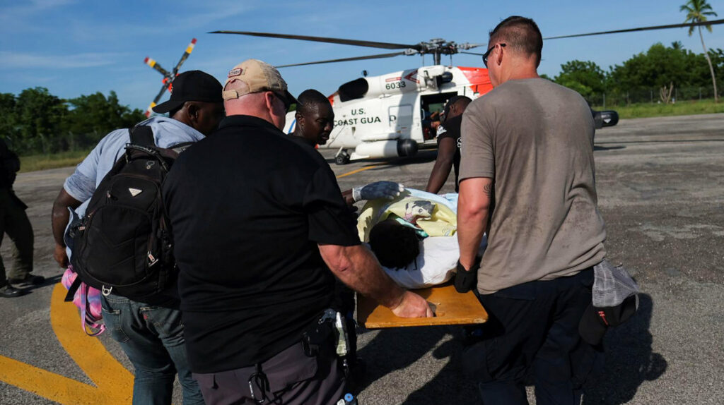 Médicos y trabajadores humanitarios apuran tareas de rescate en Haití