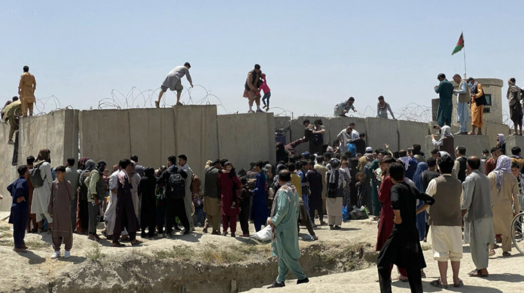 Estados Unidos pide a sus ciudadanos alejarse del aeropuerto de Kabul