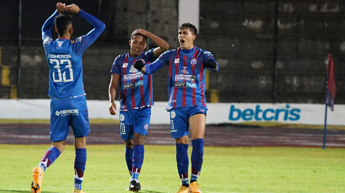 Los jugadores de Olmedo festejan un gol ante 9 de Octubre, por la LigaPro, el 16 de agosto de 2021, en  Riobamba.