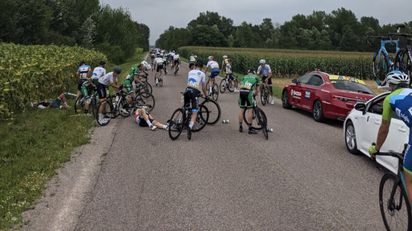 El ecuatoriano Jordan Rodríguez tirado a la izquierda, después de la caída este martes 17 de agosto de 2021 en el Tour de l'Avenir.