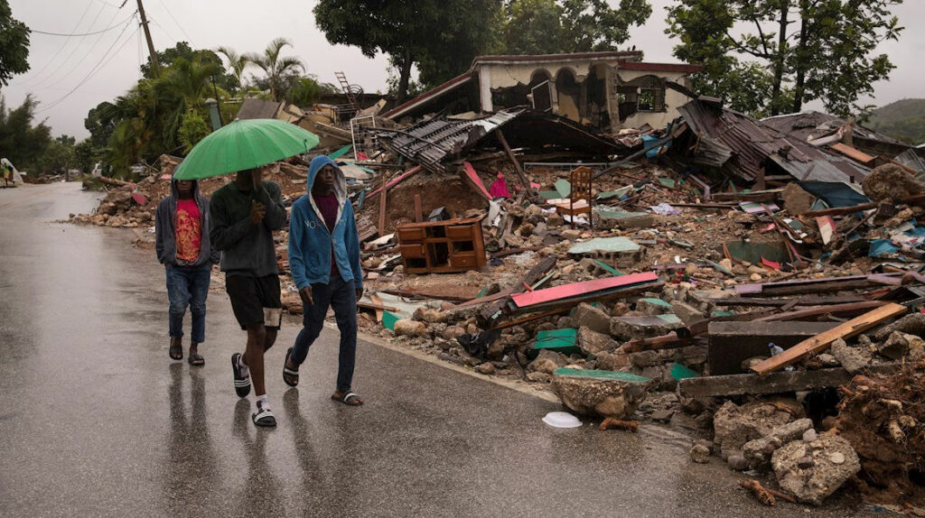Sobrevivientes del terremoto de Haítí piden comida y ayuda médica
