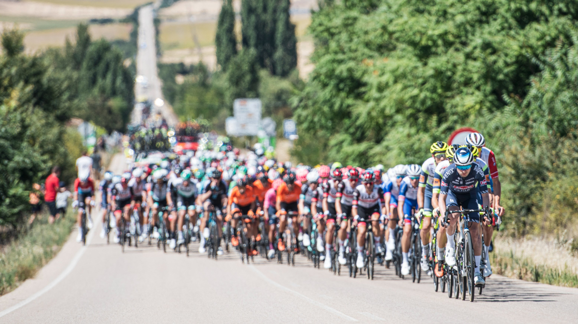 El pelotón de la Vuelta a España, durante la Etapa 4, el martes 17 de agosto de 2021.