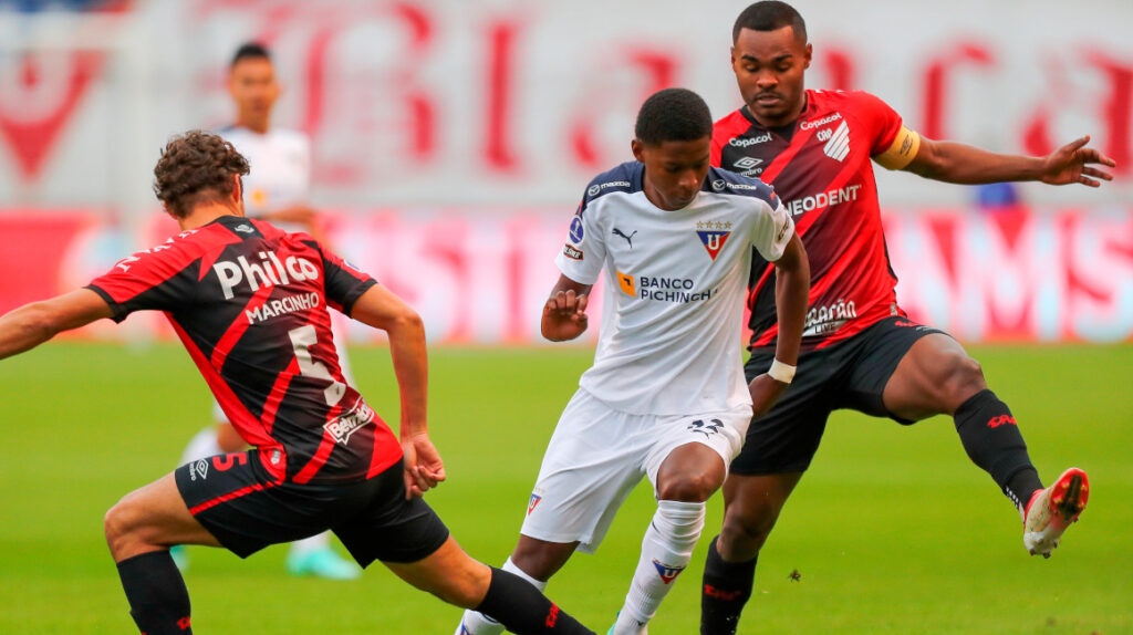 Un irregular Paranaense recibe a Liga en la vuelta de los cuartos de final
