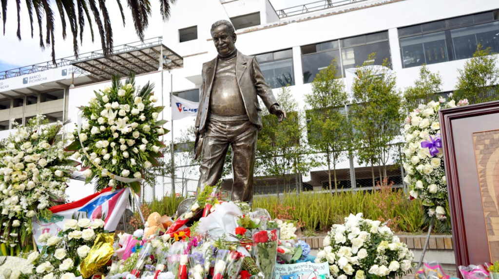 Liga y sus hinchas rinden homenaje a Rodrigo Paz Delgado en su estadio
