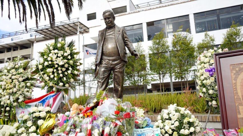 La estatua de Rodrigo Paz Delgado, en el estadio de Liga, rodeada de ofrendas de los hinchas, el 18 de agosto de 2021. 