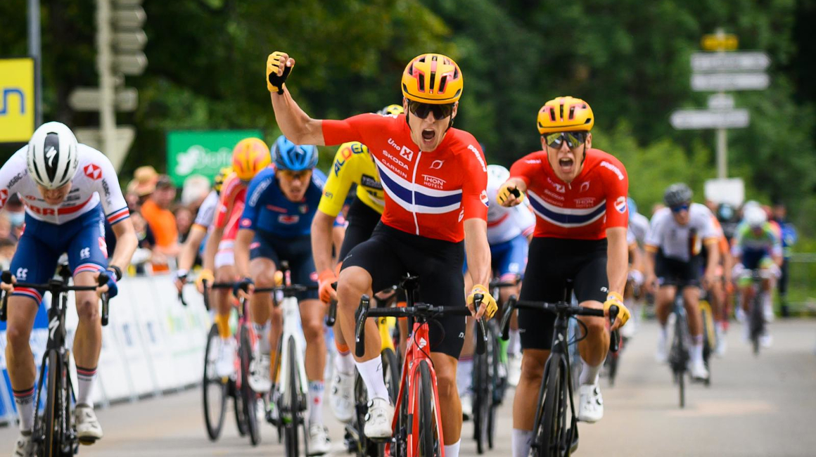 Anders Johannessen celebrando la victoria de la Etapa 6 del Tour de l'Avenir, el 19 de agosto de 2021.