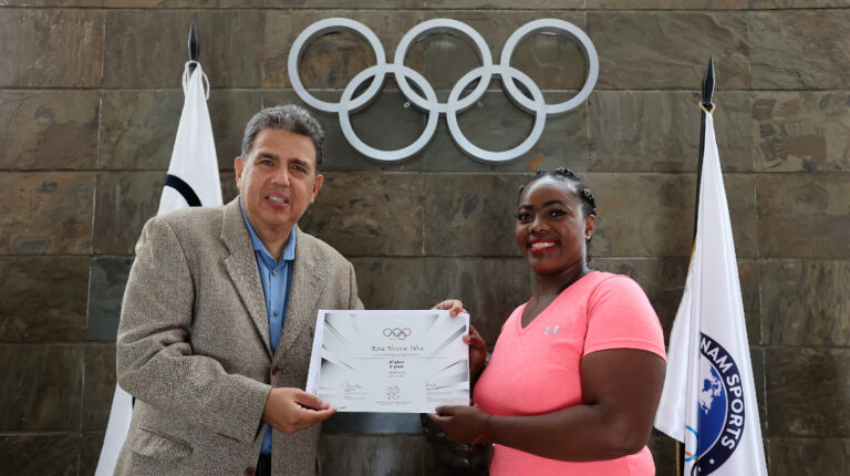 Rosa Tenorio, recibiendo su diploma olímpico por parte de Augusto Morán, el 19 de agosto de 2021.