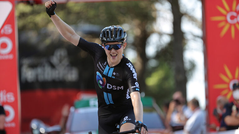 Michael Storer festeja su victoria en la séptima etapa de la Vuelta a España, el viernes 20 de agosto de 2021.