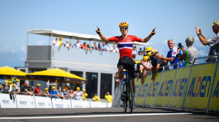 Tobias Johannessen, en la meta de la Etapa 7 del Tour de l'Avenir, el 20 de agosto de 2021.