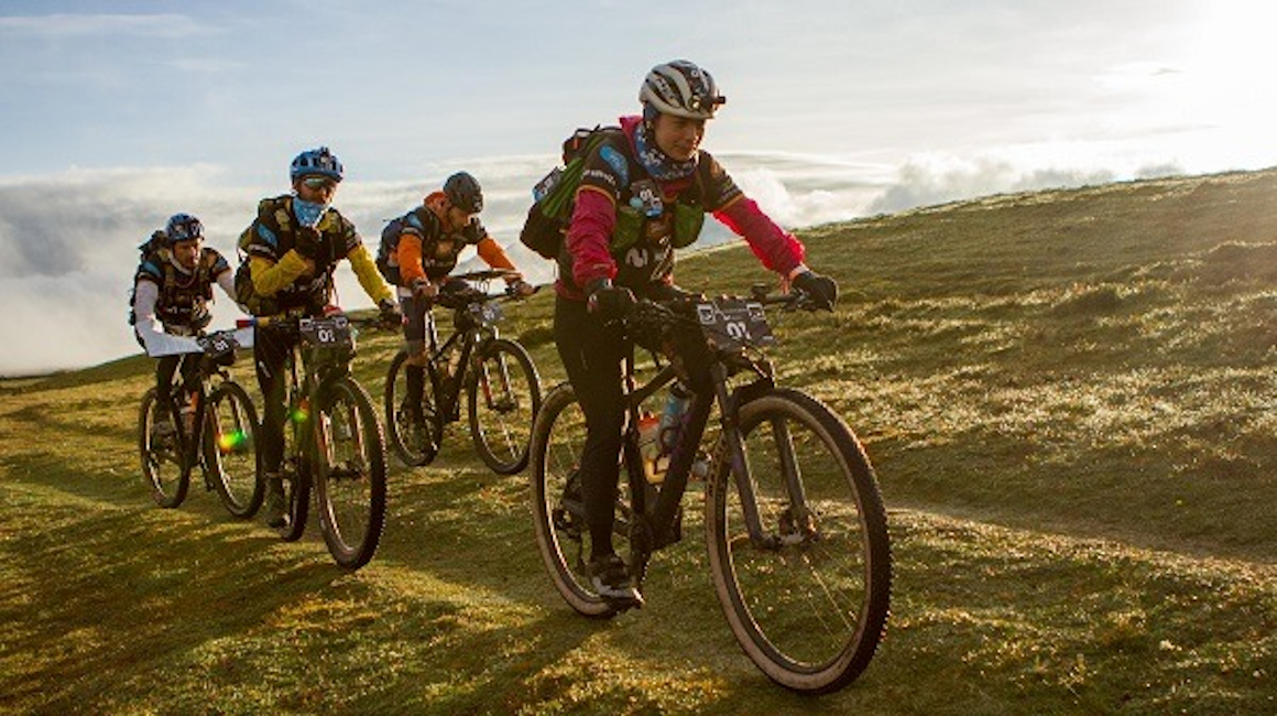 Los integrantes del Movistar Aventura Team montan bicicleta en el Huairasinchi en 2020.