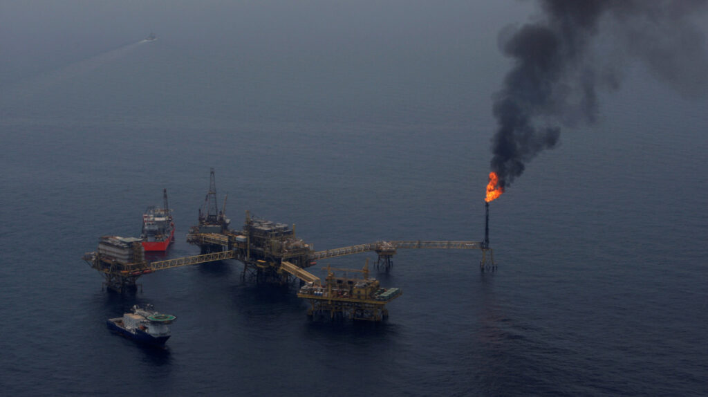 Incendio en plataforma marina de Pemex afecta a la producción de crudo de México