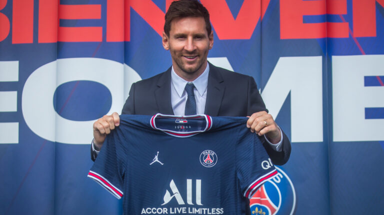 Lionel Messi muestra la camiseta Nike, con el logo Air Jordan, que usará en el PSG, durante su presentación en París, el 11 de agosto de 2021.