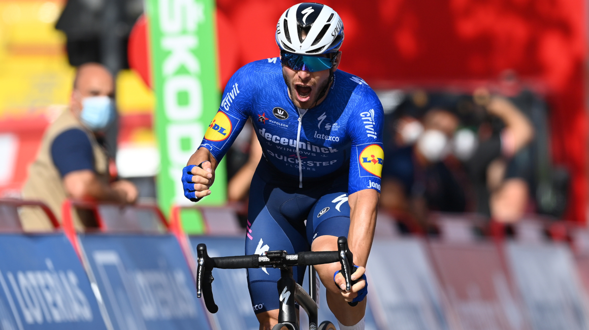 El francés Florian Sénéchal festeja su victoria en la Etapa 13 de la Vuelta a España, el viernes 27 de agosto de 2021.