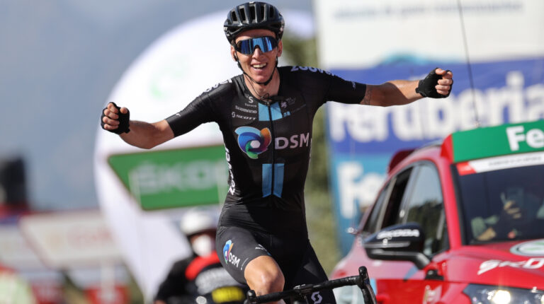 El francés Romain Bardet festeja su victoria en la Etapa 14 de la Vuelta a España, el sábado 28 de agosto de 2021.