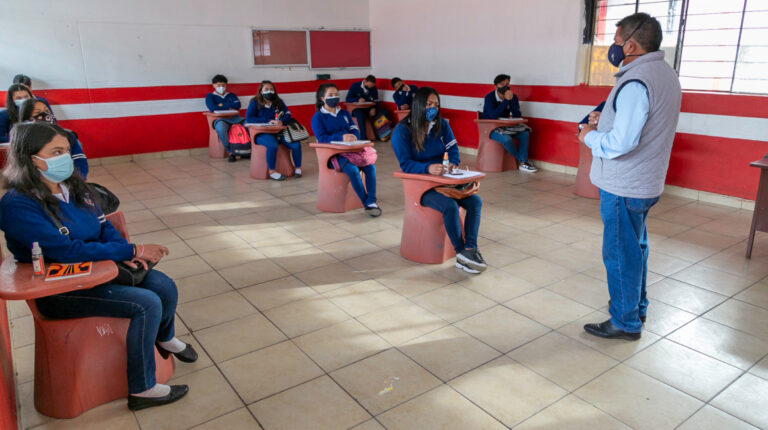 Estudiantes del colegio Estuardo Salazar Gómez, de Quito, escuchan a su profesor, el 7 de junio de 2021.