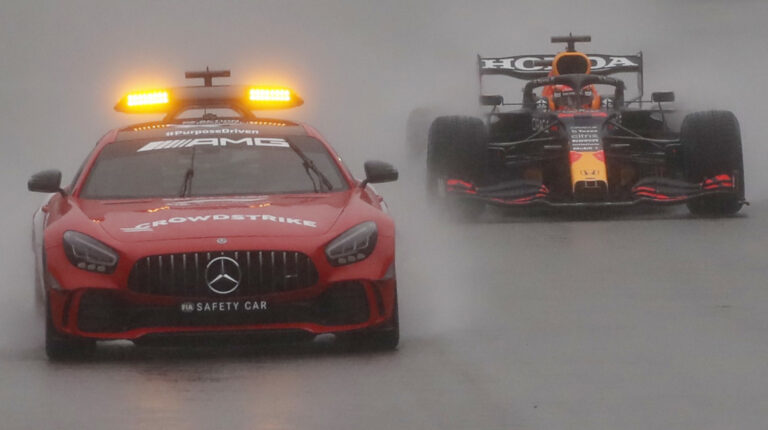 El neerlandés Max Verstappen (Red Bull) detrás del vehículo de seguridad, en una imagen que resumen el fin de semana de la Fórmula 1 en el circuito de Spa-Francorchamps, en Bélgica.