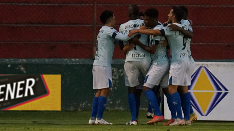 Los jugadores de la Universidad Católica celebran uno de los goles en la victoria ante el Macará, el domingo 29 de agosto de 2021.
