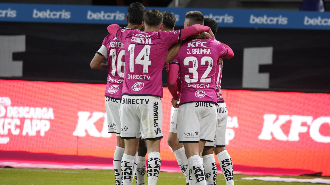 Los jugadores de Independiente del Valle celebran un gol ante Barcelona, el domingo 29 de agosto de 2021.