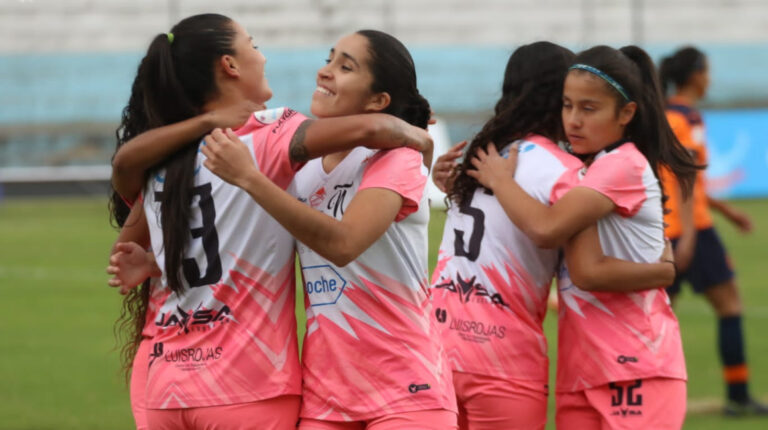 Las jugadoras de Club Ñañas festejan su pase a la final de la Superliga Femenina, el domingo 29 de agosto de 2021.