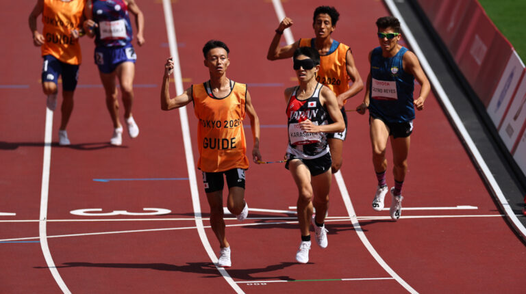 Darwin Castro y Diego Arévalo (derecha), durante la prueba de los 1.500 metros de los Juegos Paralímpicos de Tokio, el 29 de agosto de 2021.