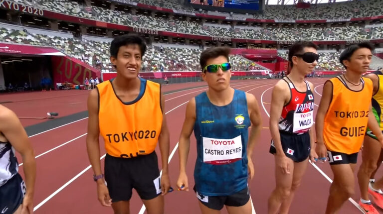 Darwin Castro y su guía Diego Arévalo, antes de la final de los 1.500 metros en los Juegos Paralímpicos de Tokio, el 30 de agosto de 2021.