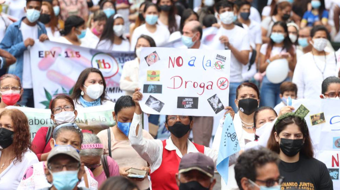 El 26 de agosto, en Guayaquil, organizaciones de la sociedad civil marcharon exigiendo al Gobierno la eliminación de la tabla de drogas.
