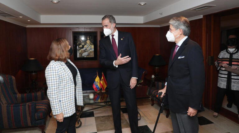 El presidente electo, Guillermo Lasso, y su esposa, María de Lourdes Alcívar, se reunieron con el rey de España, Felipe VI, este 23 de mayo de 2021.