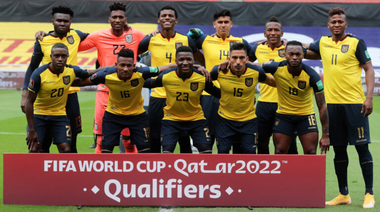 Los jugadores de Ecuador posan, en el partido contra Perú, por las Eliminatorias sudamericanas al Mundial de Catar 2022, en el estadio Rodrigo Paz Delgado, el 8 de junio de 2021.