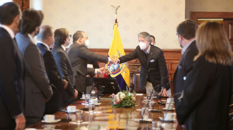 El presidente de Ecuador, Guillermo Lasso (centro), durante una reunión con el titular de la CAF, Sergio Díaz-Granados, en Carondelet, el 2 de septiembre de 2021.